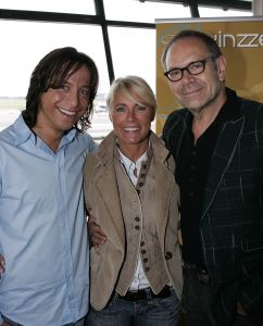29-05-2007 SHOWBIZZ; DEBUUTALBUM VINZZENT UITGEREIKT DOOR ROB DE NIJS. Een levenlang verliefd is het eerste album van producer en zanger Vinzzent. Ook een duet met Dana Winner staat op deze werkelijke prachtige cd. Het merendeel van de nummers op deze cd zijn door Vinzzent zelf  geschreven. Wij zullen nog heel veel van deze zanger gaan horen.
foto: Albert den Iseger.