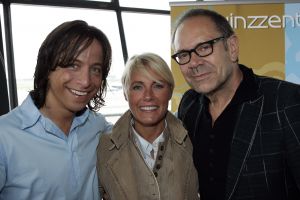 29-05-2007 SHOWBIZZ; DEBUUTALBUM VINZZENT UITGEREIKT DOOR ROB DE NIJS. Een levenlang verliefd is het eerste album van producer en zanger Vinzzent. Ook een duet met Dana Winner staat op deze werkelijke prachtige cd. Het merendeel van de nummers op deze cd zijn door Vinzzent zelf  geschreven. Wij zullen nog heel veel van deze zanger gaan horen.
foto: Albert den Iseger.