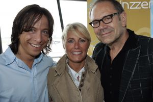 29-05-2007 SHOWBIZZ; DEBUUTALBUM VINZZENT UITGEREIKT DOOR ROB DE NIJS. Een levenlang verliefd is het eerste album van producer en zanger Vinzzent. Ook een duet met Dana Winner staat op deze werkelijke prachtige cd. Het merendeel van de nummers op deze cd zijn door Vinzzent zelf  geschreven. Wij zullen nog heel veel van deze zanger gaan horen.
foto: Albert den Iseger.