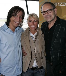 29-05-2007 SHOWBIZZ; DEBUUTALBUM VINZZENT UITGEREIKT DOOR ROB DE NIJS. Een levenlang verliefd is het eerste album van producer en zanger Vinzzent. Ook een duet met Dana Winner staat op deze werkelijke prachtige cd. Het merendeel van de nummers op deze cd zijn door Vinzzent zelf  geschreven. Wij zullen nog heel veel van deze zanger gaan horen.
foto: Albert den Iseger.