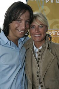 29-05-2007 SHOWBIZZ; DEBUUTALBUM VINZZENT UITGEREIKT DOOR ROB DE NIJS. Een levenlang verliefd is het eerste album van producer en zanger Vinzzent. Ook een duet met Dana Winner staat op deze werkelijke prachtige cd. Het merendeel van de nummers op deze cd zijn door Vinzzent zelf  geschreven. Wij zullen nog heel veel van deze zanger gaan horen.
foto: Albert den Iseger.