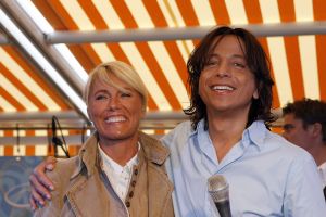 29-05-2007 SHOWBIZZ; DEBUUTALBUM VINZZENT UITGEREIKT DOOR ROB DE NIJS. Een levenlang verliefd is het eerste album van producer en zanger Vinzzent. Ook een duet met Dana Winner staat op deze werkelijke prachtige cd. Het merendeel van de nummers op deze cd zijn door Vinzzent zelf  geschreven. Wij zullen nog heel veel van deze zanger gaan horen.
foto: Albert den Iseger.