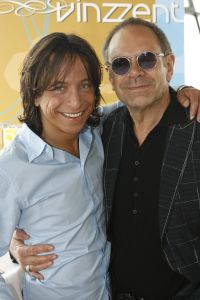 29-05-2007 SHOWBIZZ; DEBUUTALBUM VINZZENT UITGEREIKT DOOR ROB DE NIJS. Een levenlang verliefd is het eerste album van producer en zanger Vinzzent. Ook een duet met Dana Winner staat op deze werkelijke prachtige cd. Het merendeel van de nummers op deze cd zijn door Vinzzent zelf  geschreven. Wij zullen nog heel veel van deze zanger gaan horen.
foto: Albert den Iseger.