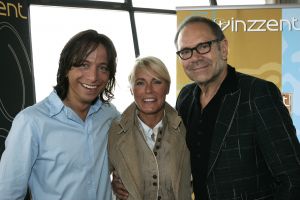 29-05-2007 SHOWBIZZ; DEBUUTALBUM VINZZENT UITGEREIKT DOOR ROB DE NIJS. Een levenlang verliefd is het eerste album van producer en zanger Vinzzent. Ook een duet met Dana Winner staat op deze werkelijke prachtige cd. Het merendeel van de nummers op deze cd zijn door Vinzzent zelf  geschreven. Wij zullen nog heel veel van deze zanger gaan horen.
foto: Albert den Iseger.