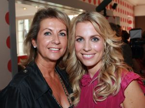 27-06-2008 SHOWBIZZ; VIVIAN EWBANK-REIJS VERTELT IN BOEKJE HOE JE EEN SUPERMOM WORD. Vivian schreef een nieuw boekje vol met tips verhalen en adviezen voor iedere super moeder. Diverse bekende moeders oa. Babette van Veen- Bridget Maasland-Leontien van Moorsel en Rosanna Lima werkten mee met dit leuke en makkelijk te lezen boekje.
foto: Albert den Iseger