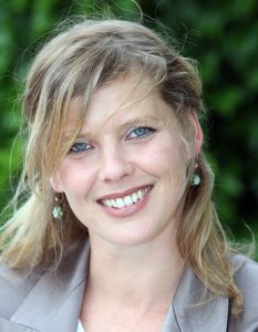 27-06-2008 SHOWBIZZ; VIVIAN EWBANK-REIJS VERTELT IN BOEKJE HOE JE EEN SUPERMOM WORD. Vivian schreef een nieuw boekje vol met tips verhalen en adviezen voor iedere super moeder. Diverse bekende moeders oa. Babette van Veen- Bridget Maasland-Leontien van Moorsel en Rosanna Lima werkten mee met dit leuke en makkelijk te lezen boekje.
foto: Albert den Iseger