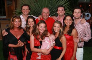 26-06-2008 SHOWBIZZ; GERRIT VAN DER VALK VIERT ZIJN TACHTIGSTE VERJAARDAG IN MARBELLA. Ik blijf voorlopig nog even op de wereld want Petrus heeft de sleutel weggegooid, zo vertelde Ome Gerrit in zijn prachtige huis in Marbella waar hij met veel familie leden zijn tachtigste verjaardag vierde. een pracht van een feest met veel van zijn achter kleinkinderen, kinderen en aanhang. Het was een echt Valken feest met Spaanse muziek en dans. Ome Gerrit genoot van de opzwepende spaanse klanken en van zijn vele kleinkinderen.
foto: Albert den Iseger.
