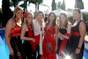 26-06-2008 SHOWBIZZ; GERRIT VAN DER VALK VIERT ZIJN TACHTIGSTE VERJAARDAG IN MARBELLA. Ik blijf voorlopig nog even op de wereld want Petrus heeft de sleutel weggegooid, zo vertelde Ome Gerrit in zijn prachtige huis in Marbella waar hij met veel familie leden zijn tachtigste verjaardag vierde. een pracht van een feest met veel van zijn achter kleinkinderen, kinderen en aanhang. Het was een echt Valken feest met Spaanse muziek en dans. Ome Gerrit genoot van de opzwepende spaanse klanken en van zijn vele kleinkinderen.
foto: Albert den Iseger.