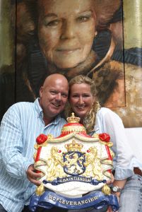 12-06-2008 SHOWBIZZ; GASTON STARREVELD AKTIEF IN HORECAWERELD VAN MARBELLA.
Gaston heeft sinds enige tijd een pracht van een horecabedrijf in Marbella Spanje. Juul heet het grand cafe restaurant. Gaston heeft samen met partner Marisa keihard gewerkt om dit horeca paleisje te verwezelijken en iedereen heeft het inmiddels naar zijn zin in JUUL, even een echte Hollandse bitterbal of een overheerlijke sate, een cocktailtje gemaakt door Dennis of een geintje tussen de drankjes door van de snelle Gaston, Marbella is nu echt compleet en de vele Nederlanders die in de omgeving wonen zijn al vaste gast. Het is gevestigd in het centrum van de oude stad en 7 dagen geopend. Deze Hofleverancier is zeer zeker een aanwinst voor Marbella en omgeving.
foto: Albert den Iseger.