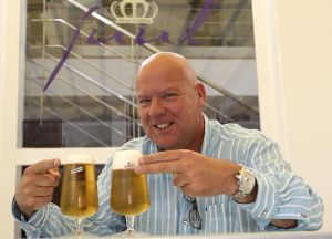 12-06-2008 SHOWBIZZ; GASTON STARREVELD AKTIEF IN HORECAWERELD VAN MARBELLA.
Gaston heeft sinds enige tijd een pracht van een horecabedrijf in Marbella Spanje. Juul heet het grand cafe restaurant. Gaston heeft samen met partner Marisa keihard gewerkt om dit horeca paleisje te verwezelijken en iedereen heeft het inmiddels naar zijn zin in JUUL, even een echte Hollandse bitterbal of een overheerlijke sate, een cocktailtje gemaakt door Dennis of een geintje tussen de drankjes door van de snelle Gaston, Marbella is nu echt compleet en de vele Nederlanders die in de omgeving wonen zijn al vaste gast. Het is gevestigd in het centrum van de oude stad en 7 dagen geopend. Deze Hofleverancier is zeer zeker een aanwinst voor Marbella en omgeving.
foto: Albert den Iseger.