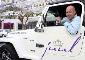 12-06-2008 SHOWBIZZ; GASTON STARREVELD AKTIEF IN HORECAWERELD VAN MARBELLA.
Gaston heeft sinds enige tijd een pracht van een horecabedrijf in Marbella Spanje. Juul heet het grand cafe restaurant. Gaston heeft samen met partner Marisa keihard gewerkt om dit horeca paleisje te verwezelijken en iedereen heeft het inmiddels naar zijn zin in JUUL, even een echte Hollandse bitterbal of een overheerlijke sate, een cocktailtje gemaakt door Dennis of een geintje tussen de drankjes door van de snelle Gaston, Marbella is nu echt compleet en de vele Nederlanders die in de omgeving wonen zijn al vaste gast. Het is gevestigd in het centrum van de oude stad en 7 dagen geopend. Deze Hofleverancier is zeer zeker een aanwinst voor Marbella en omgeving.
foto: Albert den Iseger.