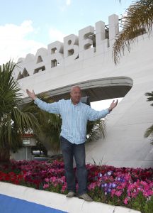 12-06-2008 SHOWBIZZ; GASTON STARREVELD AKTIEF IN HORECAWERELD VAN MARBELLA.
Gaston heeft sinds enige tijd een pracht van een horecabedrijf in Marbella Spanje. Juul heet het grand cafe restaurant. Gaston heeft samen met partner Marisa keihard gewerkt om dit horeca paleisje te verwezelijken en iedereen heeft het inmiddels naar zijn zin in JUUL, even een echte Hollandse bitterbal of een overheerlijke sate, een cocktailtje gemaakt door Dennis of een geintje tussen de drankjes door van de snelle Gaston, Marbella is nu echt compleet en de vele Nederlanders die in de omgeving wonen zijn al vaste gast. Het is gevestigd in het centrum van de oude stad en 7 dagen geopend. Deze Hofleverancier is zeer zeker een aanwinst voor Marbella en omgeving.
foto: Albert den Iseger.