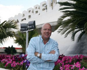 12-06-2008 SHOWBIZZ; GASTON STARREVELD AKTIEF IN HORECAWERELD VAN MARBELLA.
Gaston heeft sinds enige tijd een pracht van een horecabedrijf in Marbella Spanje. Juul heet het grand cafe restaurant. Gaston heeft samen met partner Marisa keihard gewerkt om dit horeca paleisje te verwezelijken en iedereen heeft het inmiddels naar zijn zin in JUUL, even een echte Hollandse bitterbal of een overheerlijke sate, een cocktailtje gemaakt door Dennis of een geintje tussen de drankjes door van de snelle Gaston, Marbella is nu echt compleet en de vele Nederlanders die in de omgeving wonen zijn al vaste gast. Het is gevestigd in het centrum van de oude stad en 7 dagen geopend. Deze Hofleverancier is zeer zeker een aanwinst voor Marbella en omgeving.
foto: Albert den Iseger.