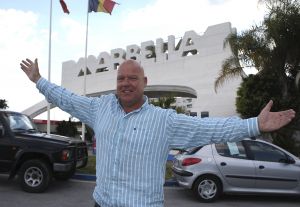 12-06-2008 SHOWBIZZ; GASTON STARREVELD AKTIEF IN HORECAWERELD VAN MARBELLA.
Gaston heeft sinds enige tijd een pracht van een horecabedrijf in Marbella Spanje. Juul heet het grand cafe restaurant. Gaston heeft samen met partner Marisa keihard gewerkt om dit horeca paleisje te verwezelijken en iedereen heeft het inmiddels naar zijn zin in JUUL, even een echte Hollandse bitterbal of een overheerlijke sate, een cocktailtje gemaakt door Dennis of een geintje tussen de drankjes door van de snelle Gaston, Marbella is nu echt compleet en de vele Nederlanders die in de omgeving wonen zijn al vaste gast. Het is gevestigd in het centrum van de oude stad en 7 dagen geopend. Deze Hofleverancier is zeer zeker een aanwinst voor Marbella en omgeving.
foto: Albert den Iseger.