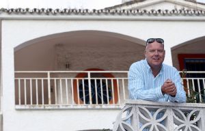 12-06-2008 SHOWBIZZ; GASTON STARREVELD AKTIEF IN HORECAWERELD VAN MARBELLA.
Gaston heeft sinds enige tijd een pracht van een horecabedrijf in Marbella Spanje. Juul heet het grand cafe restaurant. Gaston heeft samen met partner Marisa keihard gewerkt om dit horeca paleisje te verwezelijken en iedereen heeft het inmiddels naar zijn zin in JUUL, even een echte Hollandse bitterbal of een overheerlijke sate, een cocktailtje gemaakt door Dennis of een geintje tussen de drankjes door van de snelle Gaston, Marbella is nu echt compleet en de vele Nederlanders die in de omgeving wonen zijn al vaste gast. Het is gevestigd in het centrum van de oude stad en 7 dagen geopend. Deze Hofleverancier is zeer zeker een aanwinst voor Marbella en omgeving.
foto: Albert den Iseger.