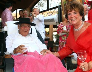 26-06-2008 SHOWBIZZ; GERRIT VAN DER VALK VIERT ZIJN TACHTIGSTE VERJAARDAG IN MARBELLA. Ik blijf voorlopig nog even op de wereld want Petrus heeft de sleutel weggegooid, zo vertelde Ome Gerrit in zijn prachtige huis in Marbella waar hij met veel familie leden zijn tachtigste verjaardag vierde. een pracht van een feest met veel van zijn achter kleinkinderen, kinderen en aanhang. Het was een echt Valken feest met Spaanse muziek en dans. Ome Gerrit genoot van de opzwepende spaanse klanken en van zijn vele kleinkinderen.
foto: Albert den Iseger.