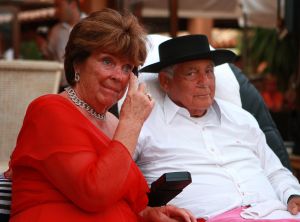 26-06-2008 SHOWBIZZ; GERRIT VAN DER VALK VIERT ZIJN TACHTIGSTE VERJAARDAG IN MARBELLA. Ik blijf voorlopig nog even op de wereld want Petrus heeft de sleutel weggegooid, zo vertelde Ome Gerrit in zijn prachtige huis in Marbella waar hij met veel familie leden zijn tachtigste verjaardag vierde. een pracht van een feest met veel van zijn achter kleinkinderen, kinderen en aanhang. Het was een echt Valken feest met Spaanse muziek en dans. Ome Gerrit genoot van de opzwepende spaanse klanken en van zijn vele kleinkinderen.
foto: Albert den Iseger.