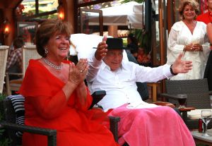 26-06-2008 SHOWBIZZ; GERRIT VAN DER VALK VIERT ZIJN TACHTIGSTE VERJAARDAG IN MARBELLA. Ik blijf voorlopig nog even op de wereld want Petrus heeft de sleutel weggegooid, zo vertelde Ome Gerrit in zijn prachtige huis in Marbella waar hij met veel familie leden zijn tachtigste verjaardag vierde. een pracht van een feest met veel van zijn achter kleinkinderen, kinderen en aanhang. Het was een echt Valken feest met Spaanse muziek en dans. Ome Gerrit genoot van de opzwepende spaanse klanken en van zijn vele kleinkinderen.
foto: Albert den Iseger.