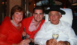 26-06-2008 SHOWBIZZ; GERRIT VAN DER VALK VIERT ZIJN TACHTIGSTE VERJAARDAG IN MARBELLA. Ik blijf voorlopig nog even op de wereld want Petrus heeft de sleutel weggegooid, zo vertelde Ome Gerrit in zijn prachtige huis in Marbella waar hij met veel familie leden zijn tachtigste verjaardag vierde. een pracht van een feest met veel van zijn achter kleinkinderen, kinderen en aanhang. Het was een echt Valken feest met Spaanse muziek en dans. Ome Gerrit genoot van de opzwepende spaanse klanken en van zijn vele kleinkinderen.
foto: Albert den Iseger.