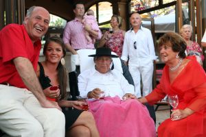 26-06-2008 SHOWBIZZ; GERRIT VAN DER VALK VIERT ZIJN TACHTIGSTE VERJAARDAG IN MARBELLA. Ik blijf voorlopig nog even op de wereld want Petrus heeft de sleutel weggegooid, zo vertelde Ome Gerrit in zijn prachtige huis in Marbella waar hij met veel familie leden zijn tachtigste verjaardag vierde. een pracht van een feest met veel van zijn achter kleinkinderen, kinderen en aanhang. Het was een echt Valken feest met Spaanse muziek en dans. Ome Gerrit genoot van de opzwepende spaanse klanken en van zijn vele kleinkinderen.
foto: Albert den Iseger.