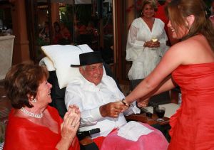 26-06-2008 SHOWBIZZ; GERRIT VAN DER VALK VIERT ZIJN TACHTIGSTE VERJAARDAG IN MARBELLA. Ik blijf voorlopig nog even op de wereld want Petrus heeft de sleutel weggegooid, zo vertelde Ome Gerrit in zijn prachtige huis in Marbella waar hij met veel familie leden zijn tachtigste verjaardag vierde. een pracht van een feest met veel van zijn achter kleinkinderen, kinderen en aanhang. Het was een echt Valken feest met Spaanse muziek en dans. Ome Gerrit genoot van de opzwepende spaanse klanken en van zijn vele kleinkinderen.
foto: Albert den Iseger.