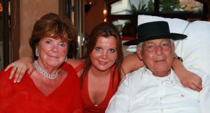 26-06-2008 SHOWBIZZ; GERRIT VAN DER VALK VIERT ZIJN TACHTIGSTE VERJAARDAG IN MARBELLA. Ik blijf voorlopig nog even op de wereld want Petrus heeft de sleutel weggegooid, zo vertelde Ome Gerrit in zijn prachtige huis in Marbella waar hij met veel familie leden zijn tachtigste verjaardag vierde. een pracht van een feest met veel van zijn achter kleinkinderen, kinderen en aanhang. Het was een echt Valken feest met Spaanse muziek en dans. Ome Gerrit genoot van de opzwepende spaanse klanken en van zijn vele kleinkinderen.
foto: Albert den Iseger.