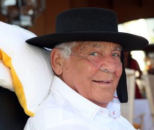 26-06-2008 SHOWBIZZ; GERRIT VAN DER VALK VIERT ZIJN TACHTIGSTE VERJAARDAG IN MARBELLA. Ik blijf voorlopig nog even op de wereld want Petrus heeft de sleutel weggegooid, zo vertelde Ome Gerrit in zijn prachtige huis in Marbella waar hij met veel familie leden zijn tachtigste verjaardag vierde. een pracht van een feest met veel van zijn achter kleinkinderen, kinderen en aanhang. Het was een echt Valken feest met Spaanse muziek en dans. Ome Gerrit genoot van de opzwepende spaanse klanken en van zijn vele kleinkinderen.
foto: Albert den Iseger.