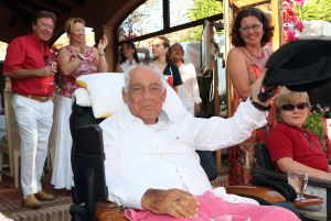26-06-2008 SHOWBIZZ; GERRIT VAN DER VALK VIERT ZIJN TACHTIGSTE VERJAARDAG IN MARBELLA. Ik blijf voorlopig nog even op de wereld want Petrus heeft de sleutel weggegooid, zo vertelde Ome Gerrit in zijn prachtige huis in Marbella waar hij met veel familie leden zijn tachtigste verjaardag vierde. een pracht van een feest met veel van zijn achter kleinkinderen, kinderen en aanhang. Het was een echt Valken feest met Spaanse muziek en dans. Ome Gerrit genoot van de opzwepende spaanse klanken en van zijn vele kleinkinderen.
foto: Albert den Iseger.