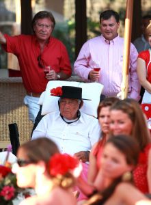 26-06-2008 SHOWBIZZ; GERRIT VAN DER VALK VIERT ZIJN TACHTIGSTE VERJAARDAG IN MARBELLA. Ik blijf voorlopig nog even op de wereld want Petrus heeft de sleutel weggegooid, zo vertelde Ome Gerrit in zijn prachtige huis in Marbella waar hij met veel familie leden zijn tachtigste verjaardag vierde. een pracht van een feest met veel van zijn achter kleinkinderen, kinderen en aanhang. Het was een echt Valken feest met Spaanse muziek en dans. Ome Gerrit genoot van de opzwepende spaanse klanken en van zijn vele kleinkinderen.
foto: Albert den Iseger.