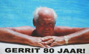 26-06-2008 SHOWBIZZ; GERRIT VAN DER VALK VIERT ZIJN TACHTIGSTE VERJAARDAG IN MARBELLA. Ik blijf voorlopig nog even op de wereld want Petrus heeft de sleutel weggegooid, zo vertelde Ome Gerrit in zijn prachtige huis in Marbella waar hij met veel familie leden zijn tachtigste verjaardag vierde. een pracht van een feest met veel van zijn achter kleinkinderen, kinderen en aanhang. Het was een echt Valken feest met Spaanse muziek en dans. Ome Gerrit genoot van de opzwepende spaanse klanken en van zijn vele kleinkinderen.
foto: Albert den Iseger.