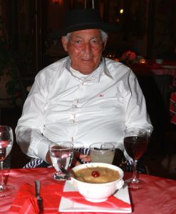26-06-2008 SHOWBIZZ; GERRIT VAN DER VALK VIERT ZIJN TACHTIGSTE VERJAARDAG IN MARBELLA. Ik blijf voorlopig nog even op de wereld want Petrus heeft de sleutel weggegooid, zo vertelde Ome Gerrit in zijn prachtige huis in Marbella waar hij met veel familie leden zijn tachtigste verjaardag vierde. een pracht van een feest met veel van zijn achter kleinkinderen, kinderen en aanhang. Het was een echt Valken feest met Spaanse muziek en dans. Ome Gerrit genoot van de opzwepende spaanse klanken en van zijn vele kleinkinderen.
foto: Albert den Iseger.