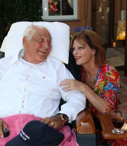 26-06-2008 SHOWBIZZ; GERRIT VAN DER VALK VIERT ZIJN TACHTIGSTE VERJAARDAG IN MARBELLA. Ik blijf voorlopig nog even op de wereld want Petrus heeft de sleutel weggegooid, zo vertelde Ome Gerrit in zijn prachtige huis in Marbella waar hij met veel familie leden zijn tachtigste verjaardag vierde. een pracht van een feest met veel van zijn achter kleinkinderen, kinderen en aanhang. Het was een echt Valken feest met Spaanse muziek en dans. Ome Gerrit genoot van de opzwepende spaanse klanken en van zijn vele kleinkinderen.
foto: Albert den Iseger.