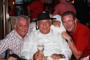 26-06-2008 SHOWBIZZ; GERRIT VAN DER VALK VIERT ZIJN TACHTIGSTE VERJAARDAG IN MARBELLA. Ik blijf voorlopig nog even op de wereld want Petrus heeft de sleutel weggegooid, zo vertelde Ome Gerrit in zijn prachtige huis in Marbella waar hij met veel familie leden zijn tachtigste verjaardag vierde. een pracht van een feest met veel van zijn achter kleinkinderen, kinderen en aanhang. Het was een echt Valken feest met Spaanse muziek en dans. Ome Gerrit genoot van de opzwepende spaanse klanken en van zijn vele kleinkinderen.
foto: Albert den Iseger.