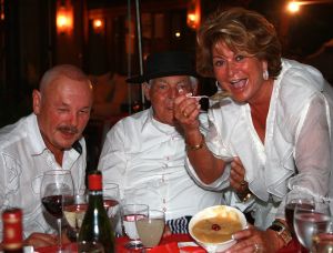 26-06-2008 SHOWBIZZ; GERRIT VAN DER VALK VIERT ZIJN TACHTIGSTE VERJAARDAG IN MARBELLA. Ik blijf voorlopig nog even op de wereld want Petrus heeft de sleutel weggegooid, zo vertelde Ome Gerrit in zijn prachtige huis in Marbella waar hij met veel familie leden zijn tachtigste verjaardag vierde. een pracht van een feest met veel van zijn achter kleinkinderen, kinderen en aanhang. Het was een echt Valken feest met Spaanse muziek en dans. Ome Gerrit genoot van de opzwepende spaanse klanken en van zijn vele kleinkinderen.
foto: Albert den Iseger.