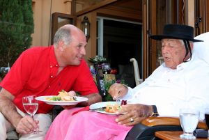 26-06-2008 SHOWBIZZ; GERRIT VAN DER VALK VIERT ZIJN TACHTIGSTE VERJAARDAG IN MARBELLA. Ik blijf voorlopig nog even op de wereld want Petrus heeft de sleutel weggegooid, zo vertelde Ome Gerrit in zijn prachtige huis in Marbella waar hij met veel familie leden zijn tachtigste verjaardag vierde. een pracht van een feest met veel van zijn achter kleinkinderen, kinderen en aanhang. Het was een echt Valken feest met Spaanse muziek en dans. Ome Gerrit genoot van de opzwepende spaanse klanken en van zijn vele kleinkinderen.
foto: Albert den Iseger.
