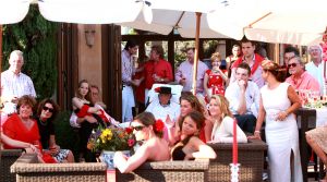 26-06-2008 SHOWBIZZ; GERRIT VAN DER VALK VIERT ZIJN TACHTIGSTE VERJAARDAG IN MARBELLA. Ik blijf voorlopig nog even op de wereld want Petrus heeft de sleutel weggegooid, zo vertelde Ome Gerrit in zijn prachtige huis in Marbella waar hij met veel familie leden zijn tachtigste verjaardag vierde. een pracht van een feest met veel van zijn achter kleinkinderen, kinderen en aanhang. Het was een echt Valken feest met Spaanse muziek en dans. Ome Gerrit genoot van de opzwepende spaanse klanken en van zijn vele kleinkinderen.
foto: Albert den Iseger.