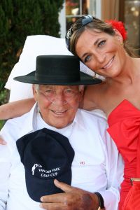 26-06-2008 SHOWBIZZ; GERRIT VAN DER VALK VIERT ZIJN TACHTIGSTE VERJAARDAG IN MARBELLA. Ik blijf voorlopig nog even op de wereld want Petrus heeft de sleutel weggegooid, zo vertelde Ome Gerrit in zijn prachtige huis in Marbella waar hij met veel familie leden zijn tachtigste verjaardag vierde. een pracht van een feest met veel van zijn achter kleinkinderen, kinderen en aanhang. Het was een echt Valken feest met Spaanse muziek en dans. Ome Gerrit genoot van de opzwepende spaanse klanken en van zijn vele kleinkinderen.
foto: Albert den Iseger.