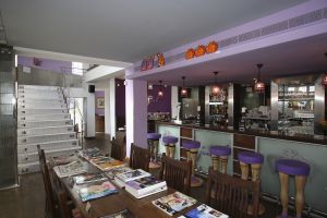 12-06-2008 SHOWBIZZ; GASTON STARREVELD AKTIEF IN HORECAWERELD VAN MARBELLA.
Gaston heeft sinds enige tijd een pracht van een horecabedrijf in Marbella Spanje. Juul heet het grand cafe restaurant. Gaston heeft samen met partner Marisa keihard gewerkt om dit horeca paleisje te verwezelijken en iedereen heeft het inmiddels naar zijn zin in JUUL, even een echte Hollandse bitterbal of een overheerlijke sate, een cocktailtje gemaakt door Dennis of een geintje tussen de drankjes door van de snelle Gaston, Marbella is nu echt compleet en de vele Nederlanders die in de omgeving wonen zijn al vaste gast. Het is gevestigd in het centrum van de oude stad en 7 dagen geopend. Deze Hofleverancier is zeer zeker een aanwinst voor Marbella en omgeving.
foto: Albert den Iseger.12-06-2008 SHOWBIZZ; GASTON STARREVELD AKTIEF IN HORECAWERELD VAN MARBELLA.
Gaston heeft sinds enige tijd een pracht van een horecabedrijf in Marbella Spanje. Juul heet het grand cafe restaurant. Gaston heeft samen met partner Marisa keihard gewerkt om dit horeca paleisje te verwezelijken en iedereen heeft het inmiddels naar zijn zin in JUUL, even een echte Hollandse bitterbal of een overheerlijke sate, een cocktailtje gemaakt door Dennis of een geintje tussen de drankjes door van de snelle Gaston, Marbella is nu echt compleet en de vele Nederlanders die in de omgeving wonen zijn al vaste gast. Het is gevestigd in het centrum van de oude stad en 7 dagen geopend. Deze Hofleverancier is zeer zeker een aanwinst voor Marbella en omgeving.
foto: Albert den Iseger.