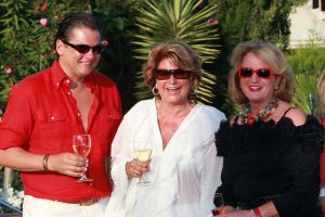 26-06-2008 SHOWBIZZ; GERRIT VAN DER VALK VIERT ZIJN TACHTIGSTE VERJAARDAG IN MARBELLA. Ik blijf voorlopig nog even op de wereld want Petrus heeft de sleutel weggegooid, zo vertelde Ome Gerrit in zijn prachtige huis in Marbella waar hij met veel familie leden zijn tachtigste verjaardag vierde. een pracht van een feest met veel van zijn achter kleinkinderen, kinderen en aanhang. Het was een echt Valken feest met Spaanse muziek en dans. Ome Gerrit genoot van de opzwepende spaanse klanken en van zijn vele kleinkinderen.
foto: Albert den Iseger.