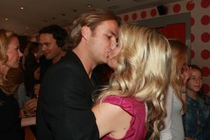 27-06-2008 SHOWBIZZ; VIVIAN EWBANK-REIJS VERTELT IN BOEKJE HOE JE EEN SUPERMOM WORD. Vivian schreef een nieuw boekje vol met tips verhalen en adviezen voor iedere super moeder. Diverse bekende moeders oa. Babette van Veen- Bridget Maasland-Leontien van Moorsel en Rosanna Lima werkten mee met dit leuke en makkelijk te lezen boekje.
foto: Albert den Iseger