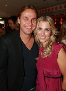 27-06-2008 SHOWBIZZ; VIVIAN EWBANK-REIJS VERTELT IN BOEKJE HOE JE EEN SUPERMOM WORD. Vivian schreef een nieuw boekje vol met tips verhalen en adviezen voor iedere super moeder. Diverse bekende moeders oa. Babette van Veen- Bridget Maasland-Leontien van Moorsel en Rosanna Lima werkten mee met dit leuke en makkelijk te lezen boekje.
foto: Albert den Iseger