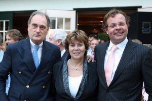 17-06-2008 POLITIEK: RITA VERDONK FIETS MAAR WAT TE GRAAG HET LAND DOOR. Iedereen kan Rita Verdonk inhuren voor de lieve somma van 10.000 Euries per avond of dagdeel. Rita die inmiddels weer met een kruk loopt ivm een tweede val op het bijzonder mooie Ameland komt graag uw party of feest opfleuren met haar aanwezigheid. De gage van 10.000 Euries gaat rechtstreeks naar haar partij TROTS OP NEDERLAND. Dit geld hebben wij hard nodig om de boel draaiende te houden. De 130.000 Euries die zij jaarlijks krijgt gaat op aan personeel en onkosten op kantoor enz. In haar vrije tijd fiets Rita graag door de mooie natuur van Nederland.
foto: Albert den Iseger.