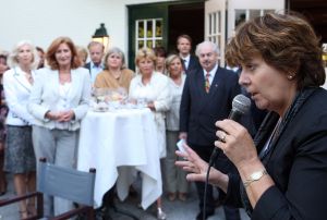 17-06-2008 POLITIEK: RITA VERDONK FIETS MAAR WAT TE GRAAG HET LAND DOOR. Iedereen kan Rita Verdonk inhuren voor de lieve somma van 10.000 Euries per avond of dagdeel. Rita die inmiddels weer met een kruk loopt ivm een tweede val op het bijzonder mooie Ameland komt graag uw party of feest opfleuren met haar aanwezigheid. De gage van 10.000 Euries gaat rechtstreeks naar haar partij TROTS OP NEDERLAND. Dit geld hebben wij hard nodig om de boel draaiende te houden. De 130.000 Euries die zij jaarlijks krijgt gaat op aan personeel en onkosten op kantoor enz. In haar vrije tijd fiets Rita graag door de mooie natuur van Nederland.
foto: Albert den Iseger.