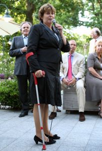17-06-2008 POLITIEK: RITA VERDONK FIETS MAAR WAT TE GRAAG HET LAND DOOR. Iedereen kan Rita Verdonk inhuren voor de lieve somma van 10.000 Euries per avond of dagdeel. Rita die inmiddels weer met een kruk loopt ivm een tweede val op het bijzonder mooie Ameland komt graag uw party of feest opfleuren met haar aanwezigheid. De gage van 10.000 Euries gaat rechtstreeks naar haar partij TROTS OP NEDERLAND. Dit geld hebben wij hard nodig om de boel draaiende te houden. De 130.000 Euries die zij jaarlijks krijgt gaat op aan personeel en onkosten op kantoor enz. In haar vrije tijd fiets Rita graag door de mooie natuur van Nederland.
foto: Albert den Iseger.