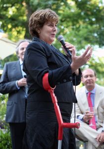 17-06-2008 POLITIEK: RITA VERDONK FIETS MAAR WAT TE GRAAG HET LAND DOOR. Iedereen kan Rita Verdonk inhuren voor de lieve somma van 10.000 Euries per avond of dagdeel. Rita die inmiddels weer met een kruk loopt ivm een tweede val op het bijzonder mooie Ameland komt graag uw party of feest opfleuren met haar aanwezigheid. De gage van 10.000 Euries gaat rechtstreeks naar haar partij TROTS OP NEDERLAND. Dit geld hebben wij hard nodig om de boel draaiende te houden. De 130.000 Euries die zij jaarlijks krijgt gaat op aan personeel en onkosten op kantoor enz. In haar vrije tijd fiets Rita graag door de mooie natuur van Nederland.
foto: Albert den Iseger.
