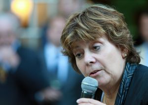 17-06-2008 POLITIEK: RITA VERDONK FIETS MAAR WAT TE GRAAG HET LAND DOOR. Iedereen kan Rita Verdonk inhuren voor de lieve somma van 10.000 Euries per avond of dagdeel. Rita die inmiddels weer met een kruk loopt ivm een tweede val op het bijzonder mooie Ameland komt graag uw party of feest opfleuren met haar aanwezigheid. De gage van 10.000 Euries gaat rechtstreeks naar haar partij TROTS OP NEDERLAND. Dit geld hebben wij hard nodig om de boel draaiende te houden. De 130.000 Euries die zij jaarlijks krijgt gaat op aan personeel en onkosten op kantoor enz. In haar vrije tijd fiets Rita graag door de mooie natuur van Nederland.
foto: Albert den Iseger.