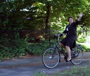 17-06-2008 POLITIEK: RITA VERDONK FIETS MAAR WAT TE GRAAG HET LAND DOOR. Iedereen kan Rita Verdonk inhuren voor de lieve somma van 10.000 Euries per avond of dagdeel. Rita die inmiddels weer met een kruk loopt ivm een tweede val op het bijzonder mooie Ameland komt graag uw party of feest opfleuren met haar aanwezigheid. De gage van 10.000 Euries gaat rechtstreeks naar haar partij TROTS OP NEDERLAND. Dit geld hebben wij hard nodig om de boel draaiende te houden. De 130.000 Euries die zij jaarlijks krijgt gaat op aan personeel en onkosten op kantoor enz. In haar vrije tijd fiets Rita graag door de mooie natuur van Nederland.
foto: Albert den Iseger.