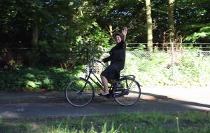 17-06-2008 POLITIEK: RITA VERDONK FIETS MAAR WAT TE GRAAG HET LAND DOOR. Iedereen kan Rita Verdonk inhuren voor de lieve somma van 10.000 Euries per avond of dagdeel. Rita die inmiddels weer met een kruk loopt ivm een tweede val op het bijzonder mooie Ameland komt graag uw party of feest opfleuren met haar aanwezigheid. De gage van 10.000 Euries gaat rechtstreeks naar haar partij TROTS OP NEDERLAND. Dit geld hebben wij hard nodig om de boel draaiende te houden. De 130.000 Euries die zij jaarlijks krijgt gaat op aan personeel en onkosten op kantoor enz. In haar vrije tijd fiets Rita graag door de mooie natuur van Nederland.
foto: Albert den Iseger.