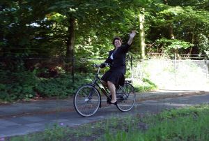 17-06-2008 POLITIEK: RITA VERDONK FIETS MAAR WAT TE GRAAG HET LAND DOOR. Iedereen kan Rita Verdonk inhuren voor de lieve somma van 10.000 Euries per avond of dagdeel. Rita die inmiddels weer met een kruk loopt ivm een tweede val op het bijzonder mooie Ameland komt graag uw party of feest opfleuren met haar aanwezigheid. De gage van 10.000 Euries gaat rechtstreeks naar haar partij TROTS OP NEDERLAND. Dit geld hebben wij hard nodig om de boel draaiende te houden. De 130.000 Euries die zij jaarlijks krijgt gaat op aan personeel en onkosten op kantoor enz. In haar vrije tijd fiets Rita graag door de mooie natuur van Nederland.
foto: Albert den Iseger.