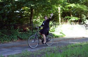 17-06-2008 POLITIEK: RITA VERDONK FIETS MAAR WAT TE GRAAG HET LAND DOOR. Iedereen kan Rita Verdonk inhuren voor de lieve somma van 10.000 Euries per avond of dagdeel. Rita die inmiddels weer met een kruk loopt ivm een tweede val op het bijzonder mooie Ameland komt graag uw party of feest opfleuren met haar aanwezigheid. De gage van 10.000 Euries gaat rechtstreeks naar haar partij TROTS OP NEDERLAND. Dit geld hebben wij hard nodig om de boel draaiende te houden. De 130.000 Euries die zij jaarlijks krijgt gaat op aan personeel en onkosten op kantoor enz. In haar vrije tijd fiets Rita graag door de mooie natuur van Nederland.
foto: Albert den Iseger.